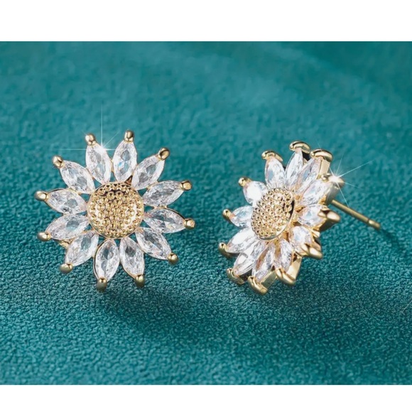 Vintage Style Sunflower Stud Earrings Yellow White Gold - Picture 3 of 3